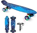 【BLITZ MODUS】Es gibt zwei verschiedene Farbe zur Auswahl. Das skateboard ist mit leuchtenden rädern für eine wirklich coole Fahrt ausgestattet.Die Räder bestehen aus modischem transparentem PU-Material. Beim Gleiten leuchten die Räder automatisch ohne Stromversorgung, hell und farbenfroh und sorgen für mehr Spaß.Sie müssen sich auch keine Gedanken über das Aufladen oder Ersetzen von Batterien machen.