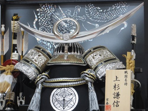 五月人形(兜)ガラスケース入り Amazon | 兜ケース飾りYN313 幅 間口43cm 奥行28cm 高さ38cm（ケース外