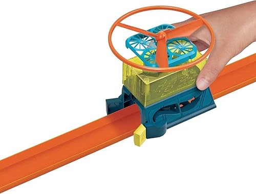 Hot Wheels Track Builder - Paquete de levantamiento de drones y plataforma a presión en la pista autos que viajan a través del lanzamiento del dron