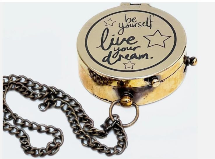 Brújula de latón grabada con cadena inspiradora