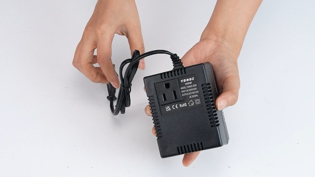 Convertitore Trasformatore di Tensione da 300 W, Adattatore Convertitore di Tensione da Viaggio da 50 Hz/60 Hz AC220 V/240 V a 110 V/120 V(EU Plug Convertitore Trasformatore di Tensione da 300 W, Adattatore Convertitore di Tensione da Viaggio da 50 Hz/60 Hz AC220 V/240 V a 110 V/120 V(EU Plug
