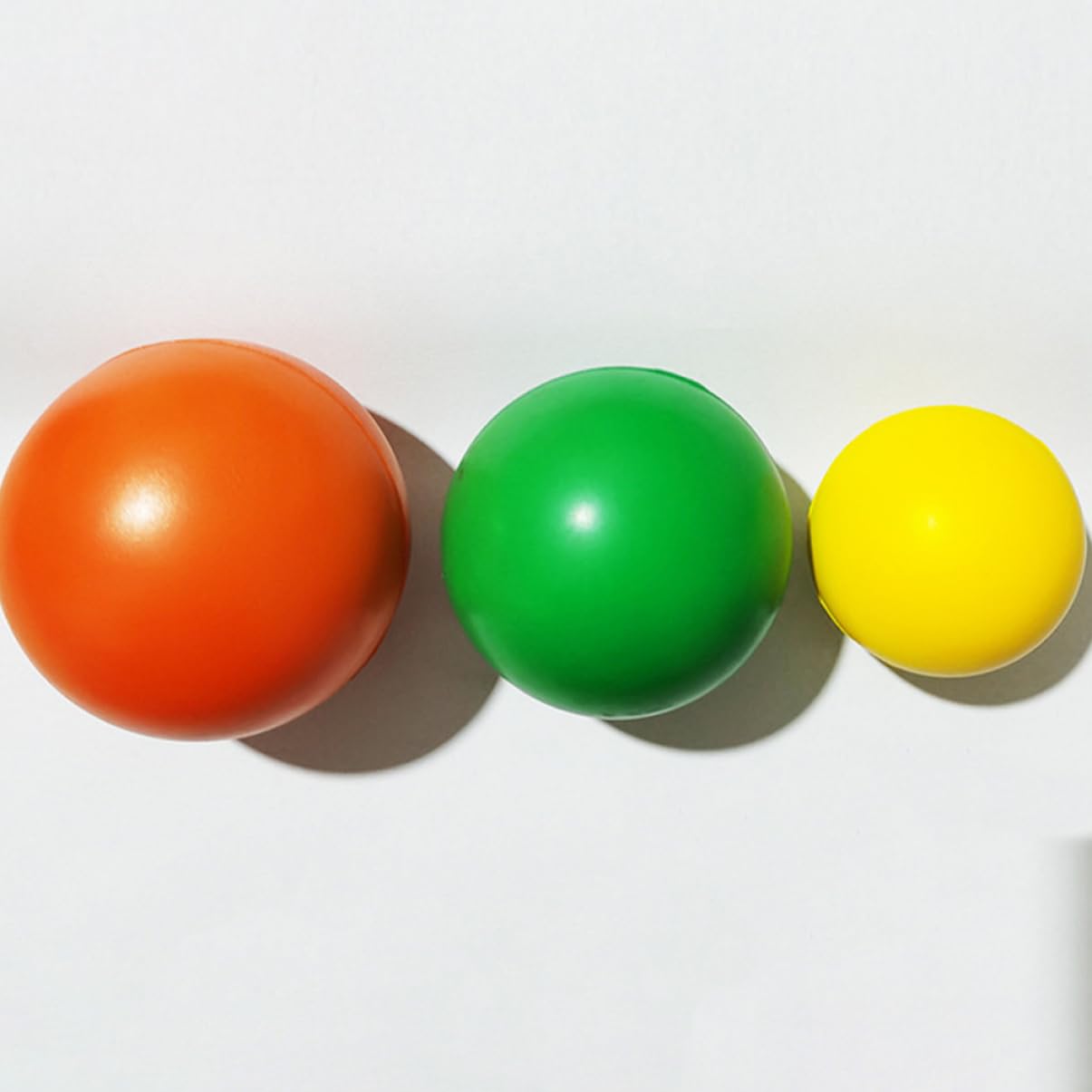 TOGEVAL 2pcs Piano Finger Trainer Balls Relief Grip Strengthener for Musicians High Elastic Sponge Material for Comfortable Use Correct Piano Hand Gesture Trainer Random Color