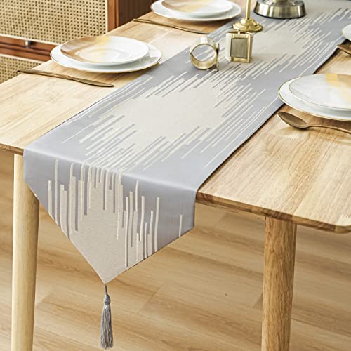 Chemin de Table avec Pompons 30x180cm Chemin de Table Moderne Lavable Chemin de Table Gris en 100% Polyester Nappe pour Maison Noël Fête Thanksgiving Restaurant
