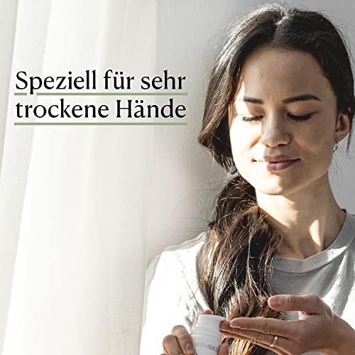 CBD Handcreme - Schnell einziehend für trockene Hände | Naturkosmetik | Wirkt besonders beruhigend bei empfindlicher Haut | 100% vegan | 100 mg Cannabidiol | Für Männer & Frauen | CBDVITAL