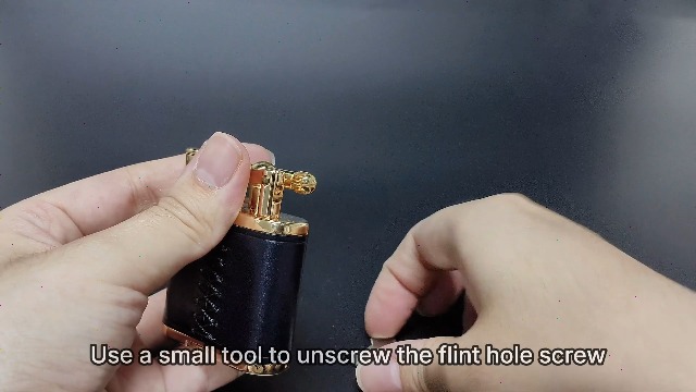 Encendedor vintage de cuero hecho a mano y diseño mecánico miniatura 7