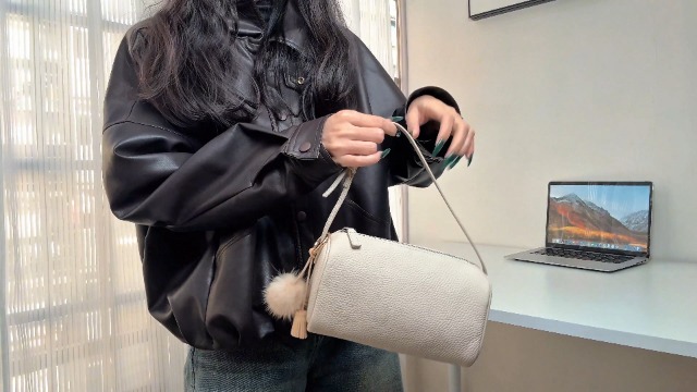 Bolso bandolera de cuero genuino para mujer miniatura 7
