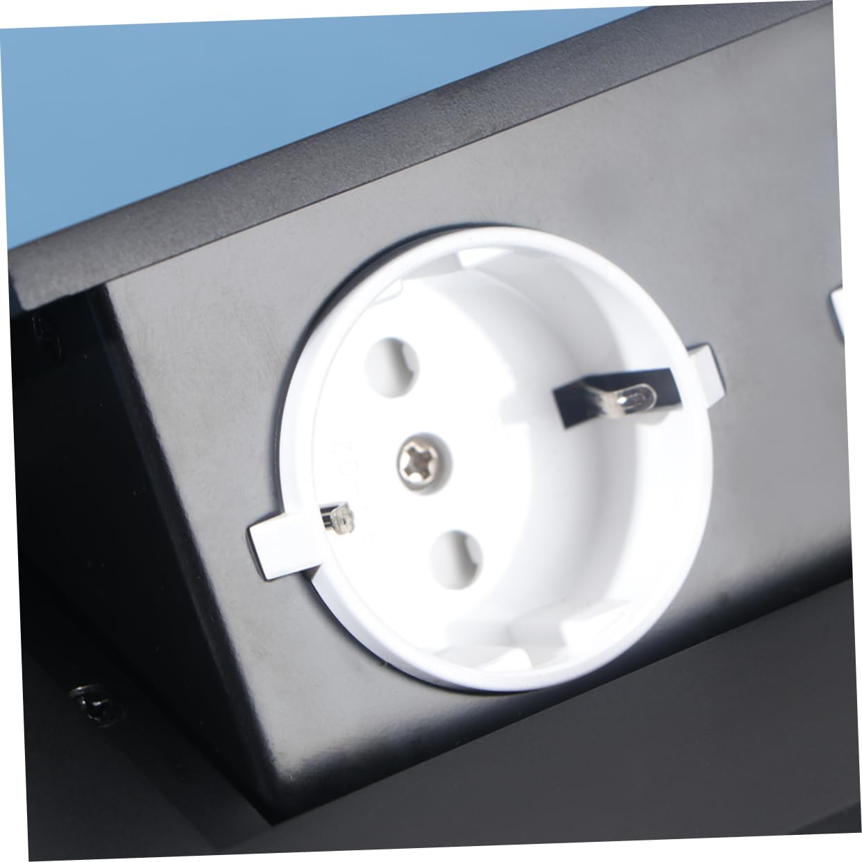 Caja de Conexión Multimedia Emergente Circular 3 Tomas Europeas | Aleación de Aluminio y Acero, Acabado Negro, Ligera y Resistente para Sala de Reuniones y Aula