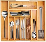 ✅【Organizador de Cajones Expandible】— Este bandeja de cubiertos cocina con diseño expandible a 7-9 compartimentos, proporciona suficiente espacio para todos sus vajillas y artesanías. Aprovecha al máximo el espacio de tu cajón y mantenlo ordenado. El compartimento ampliado en el centro ayudará a almacenar incluso utensilios grandes.
