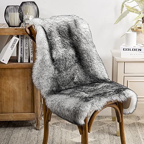 Phantoscope ラグマット カーペット ムートンマット 滑り止め付 柔らかい シープスキン 厚手 極厚毛足約5cm 手触り優しい ふわふわ 折り畳み 洗える 抗菌 防ダニ 北欧 キャンプ 冷房 床暖房対応 60×90cm チップ・ブラック/ホワイト [2]