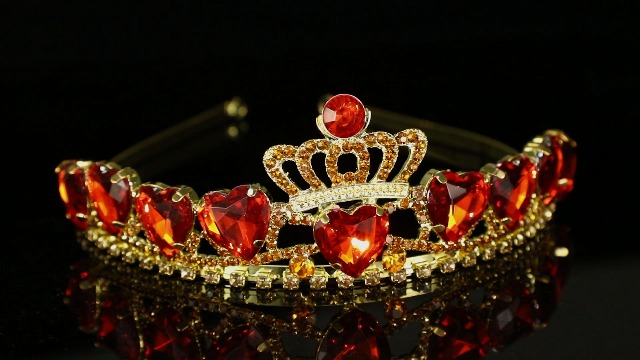 FUNLMO Evie Red Heart Tiara and Necklace Descendants Red Heart