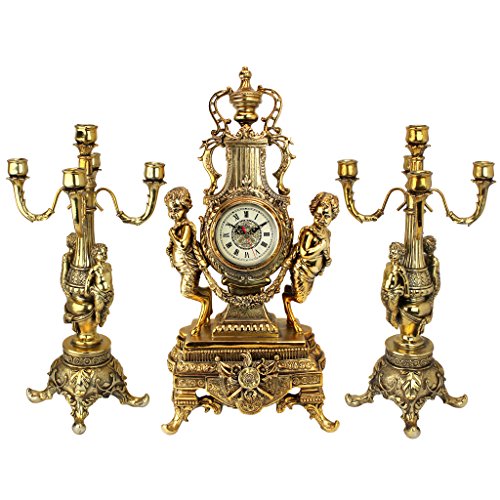 Grande Chateau Beaumont: con dettagli e carattere sufficienti per fondersi con gli altri oggetti d'antiquariato, questo orologio da camino decorato e coppia di candelabri presenta figure di Pan, fiori e creste araldiche, insieme a palmettes e fogliame caratteristici barocchi
