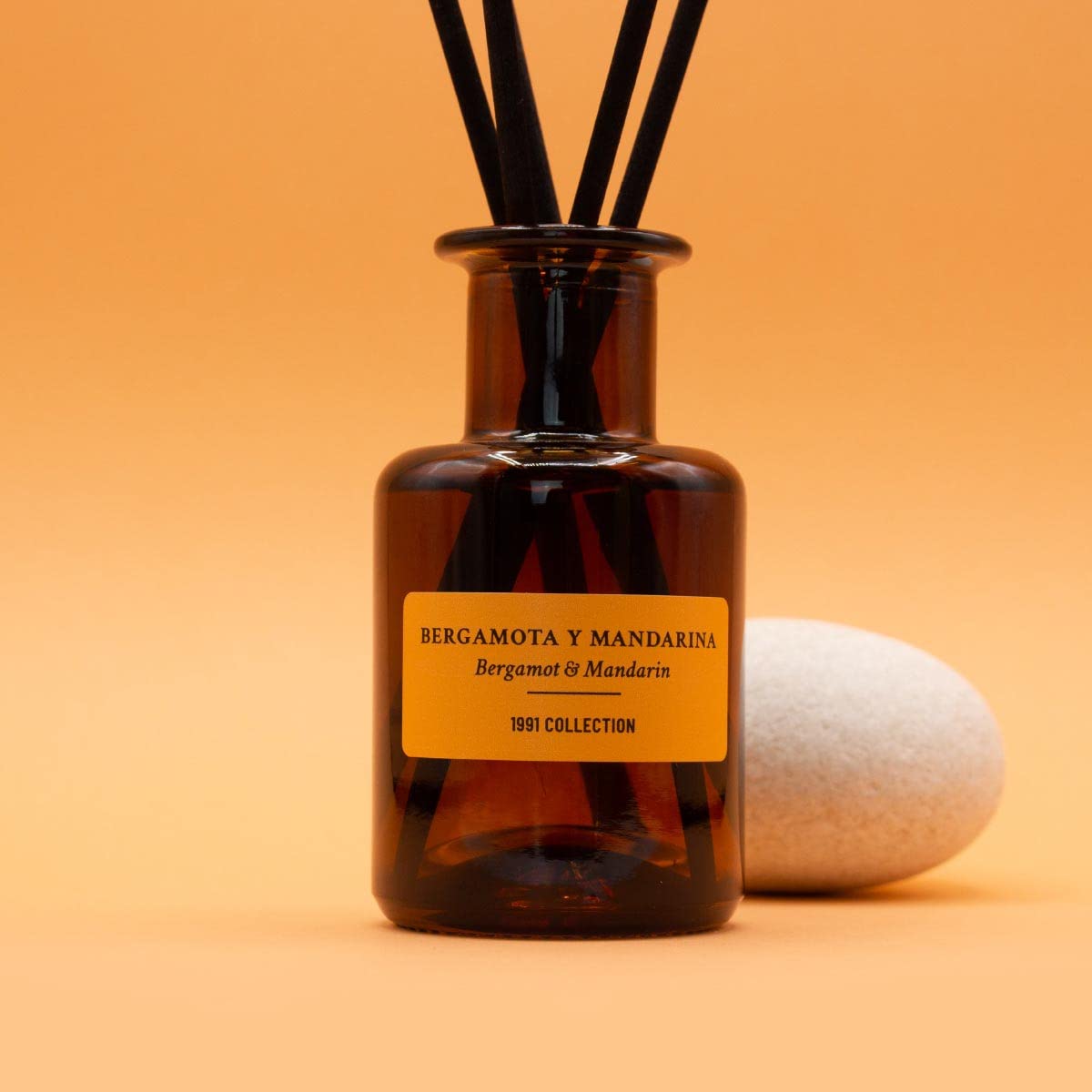 SYS Aromas Ambientador Mikado Bergamota y Mandarina 1991 - Difusor con Varillas de Ratán - Aroma Cítrico y Herbal - Larga Duración - Ideal para Hogar, Oficina, Baño - 100 ml con 5 Varillas