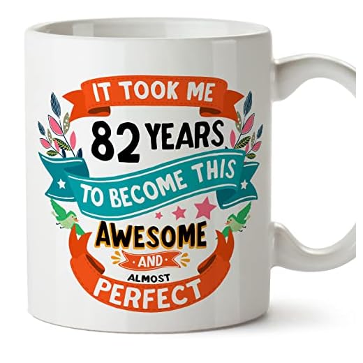 MUGFFINS Tazas 82 Cumpleaños - En Inglés - It took me 82 years to become perfect - 11 oz - Regalo original y divertido