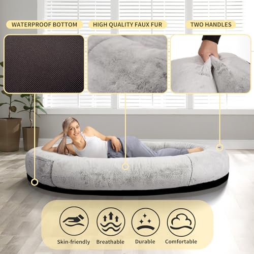 FURRYFECTION Hundebett für Menschen, 180x114x35,6cm großes Hundebett in Menschengröße für Erwachsene und Haustiere, waschbarer Kunstfellbezug, riesiges Nickerchenbett mit Decke und Kissen