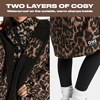OHS Regenponcho Erwachsene, wasserdichter Oversize Umkleidemantel mit Kapuze und Taschen, Fleece-Futter und langen Ärmeln für Strand, Surfen und Entspannen – Leopardenmuster, L/XL – Ansicht 4
