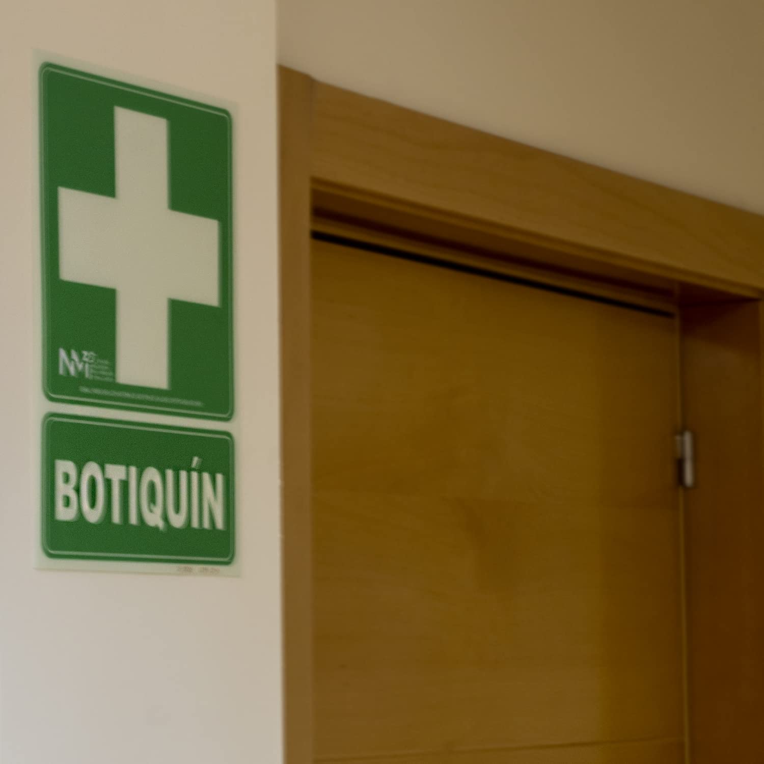 Cartello Fotoluminescente Pronto Soccorso 'Botiquin' In PVC 22,4x30 Cm - Classe B, Norme ISO E UNE