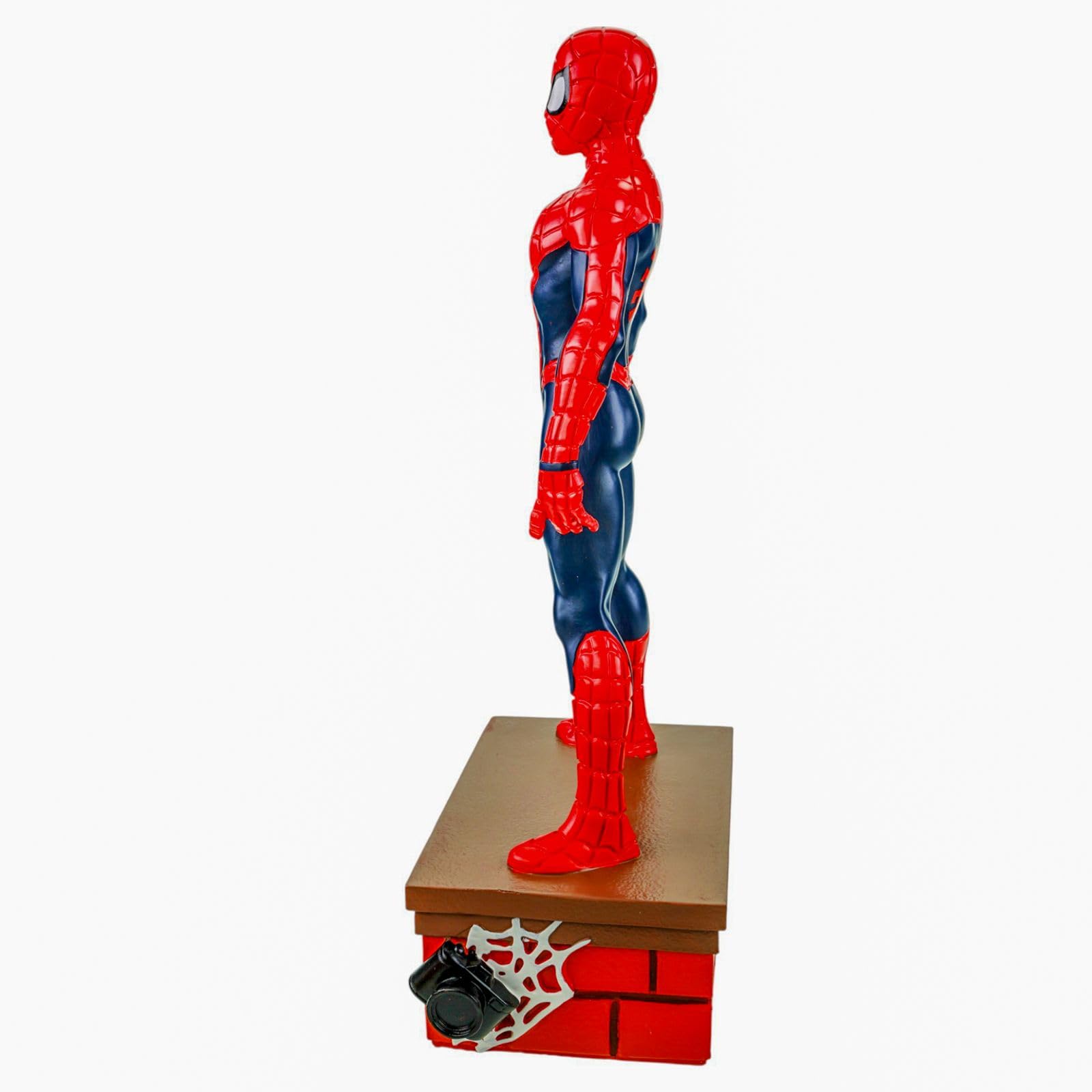 Gartenfigur Spiderman 41 cm Dekofigur Polyresin Figur für In- und Outdoorbereich | Superheld auf Ziegelsockel als Blickfang für Garten, Terrasse, Balkon oder Wohnzimmer