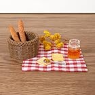 Festicy Wichtel Picknick Set 9-teilig I Baguette, Toastscheiben, Honig, Picknickdecke, Korb, Blume, Löffel I Wichtelzubehör für Puppenhaus Zubehör und Wichtel Deko Miniatur im Wichtelhaus