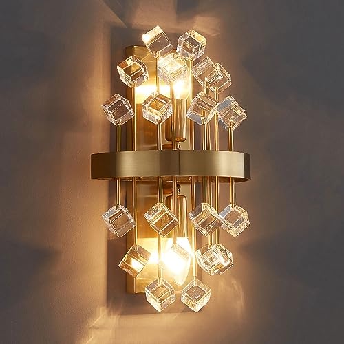【Luce e design】Migliora il tuo arredamento con questa squisita applique da parete in cristallo caratterizzata da una struttura in metallo dorato lucido con blocchi di cristallo tagliati con precisione, che aggiunge un tocco di grandiosità e una texture raffinata al tuo spazio.