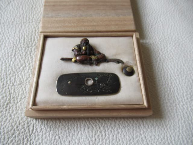 未使用江戸後期◆金工『中川一匠』刀装具 表：槍と老人 裏：山・松・家 風景片切彫 Amazon.co.jp: □ 1860年頃(江戸後期)□金工 中川一匠 刀装具 表：槍と