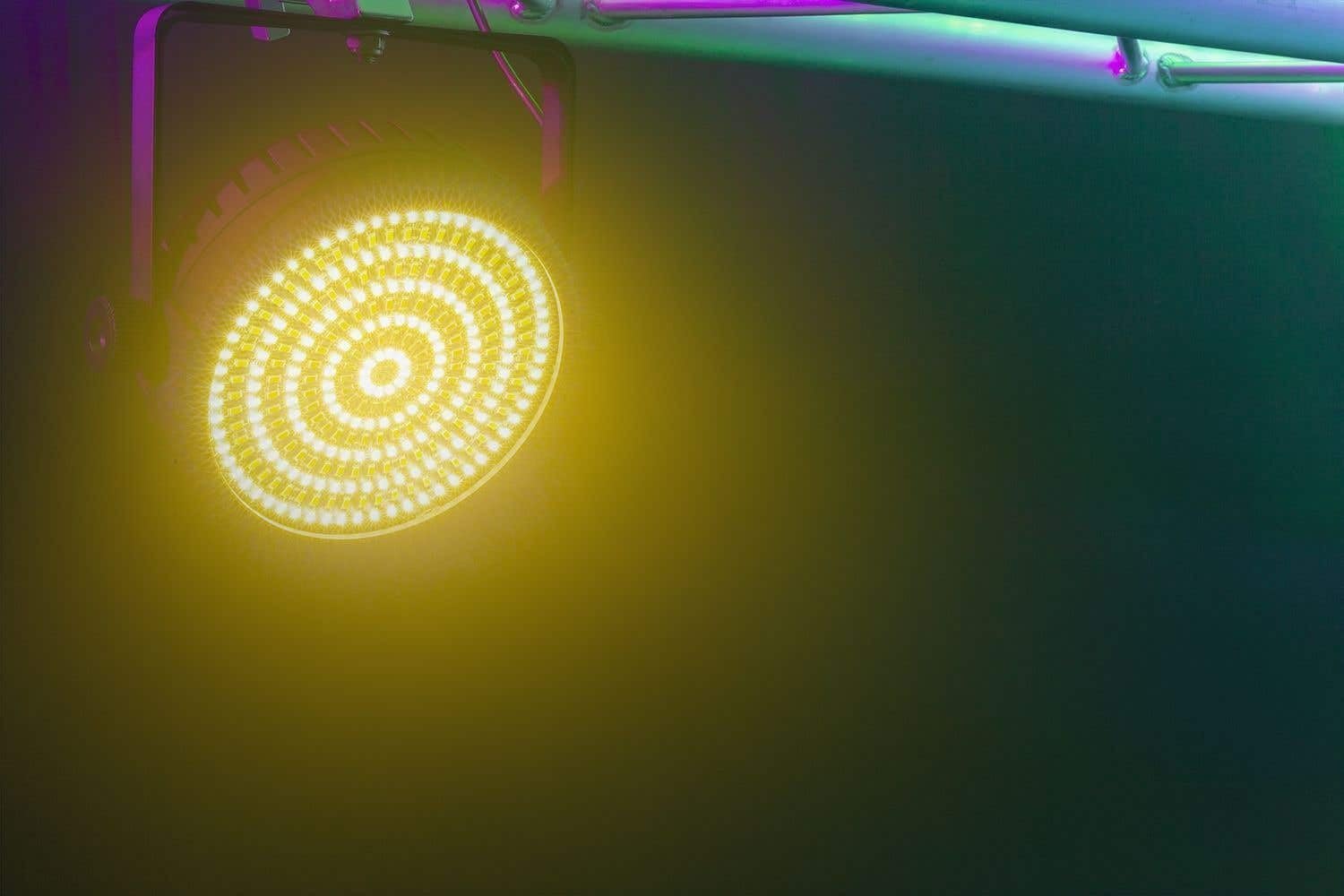 Stroboscoop - BeamZ BT430 stroboscoop lamp - 324 LED's - Warm wit en koud witte LED's - DMX en afstandsbediening (151.341)