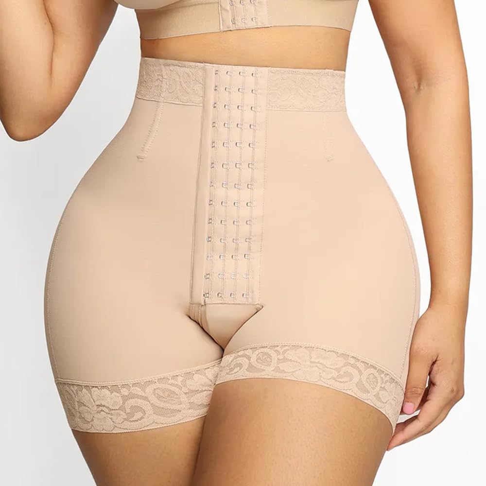 Vrouwelijke Billen In Slipjes Van Jonge Volwassen Vrouw Met Een Mooi Flexibel Lichaam 214262693