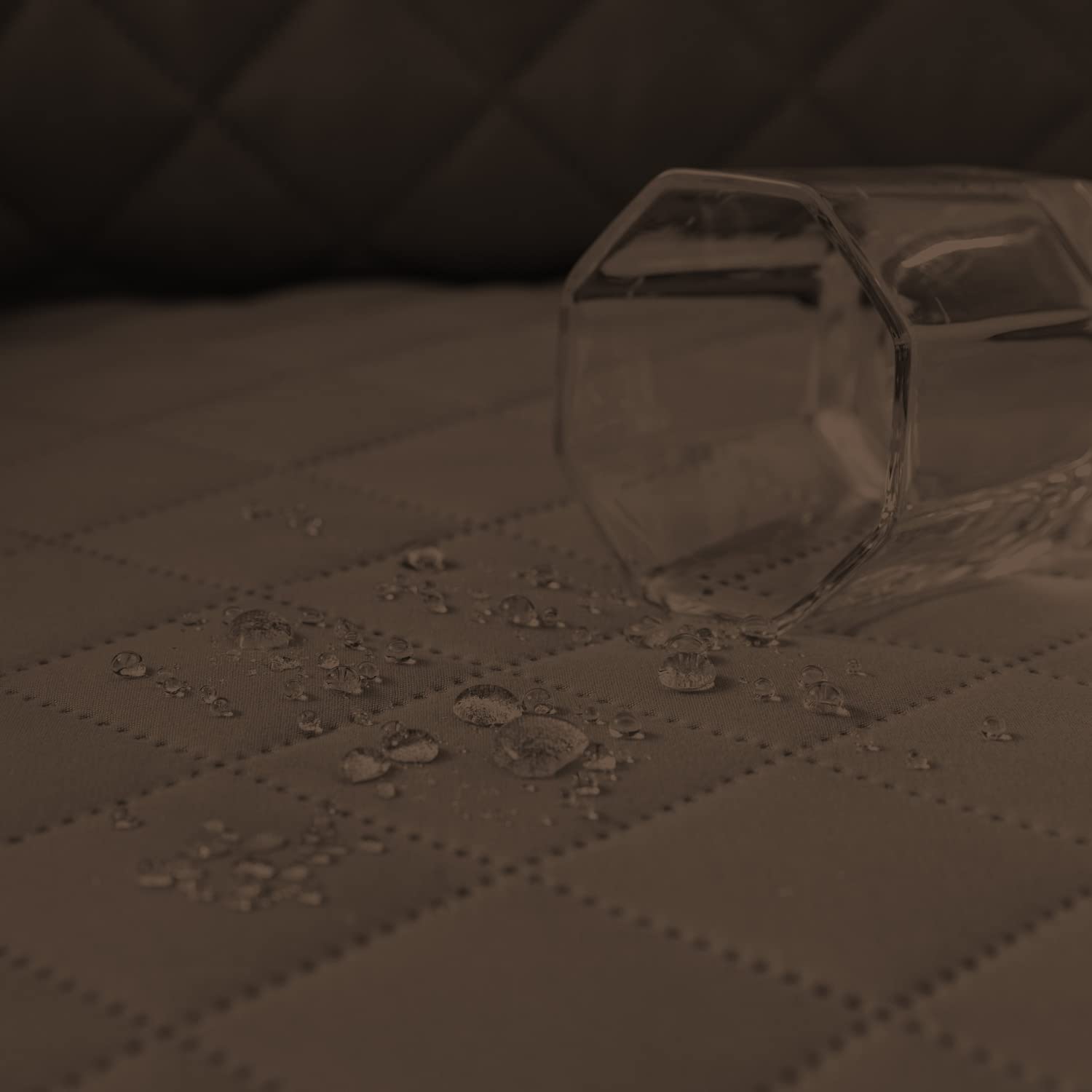 sevi's Copridivano 4 Posti con Braccioli - Copridivano Impermeabile - Reversibile - Antigraffio Gatto - Antimacchia - OEKO-TEX - Copri Divano Trapuntato in Microfibra (4 Posti, Marrone)