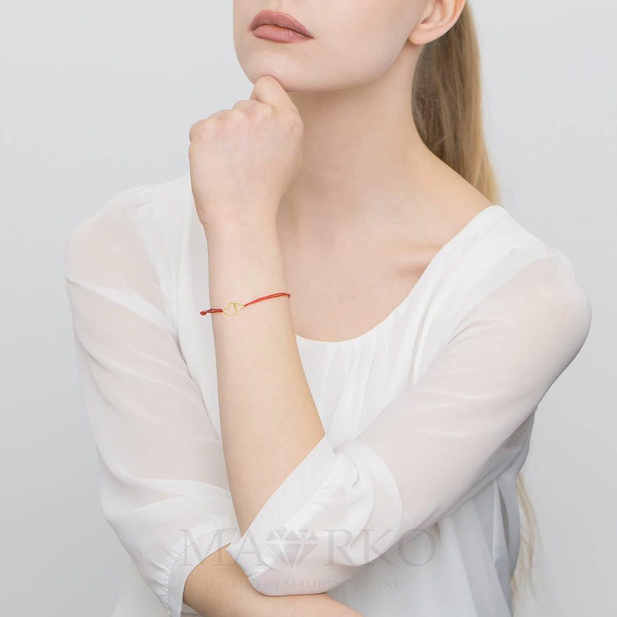 Sakrami Bracciale Donna con Cuori – Cordoncino Nero Regolabile in Oro 9kt – Gioiello Elegante – Idea Regalo per Compleanno, Comunione, Anniversario, San Valentino Natale – Confezione Personalizzata