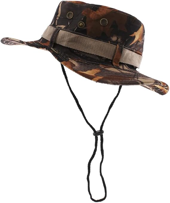 El sombrero pescador de protección solar en camuflaje es un accesorio de alta calidad para exteriores, con cordón ajustable para mayor seguridad. Ideal para senderismo, pesca y otras actividades al aire libre, es duradero y se puede plegar fácilmente. Fabricado en 100% algodón, es transpirable y ofrece protección solar UPF 50. Talla única, es un regalo perfecto para hombres y mujeres amantes de la naturaleza.