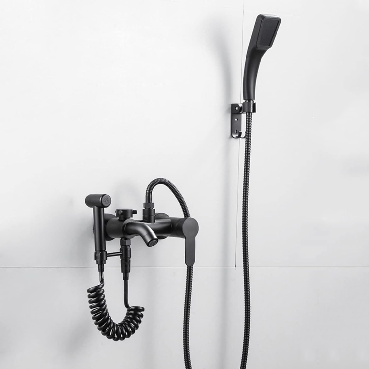 Mitigeur noir avec douchette et flexible pour robinet de baignoire moderne