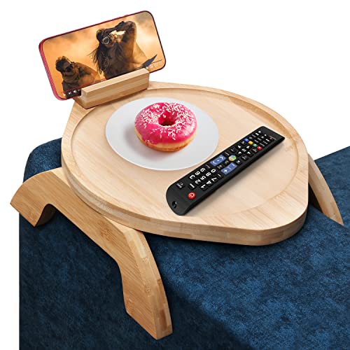 FNG8 Couch Getränkehalter & Sofa Tablett Holz - Lebensmittelechtes Bambus Couchbar Holz Tablett als Sofa Butler für Getränke & Snacks - Couch Ablage mit Drehbarem Handyhalter, Scharnieren & Klapparmen Cover