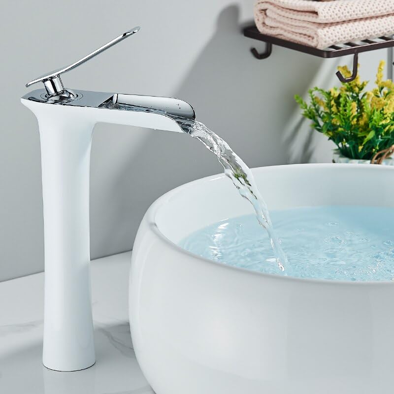 Mitigeur de bassin d'eau chaude et froide au design architectural blanc et chrome
