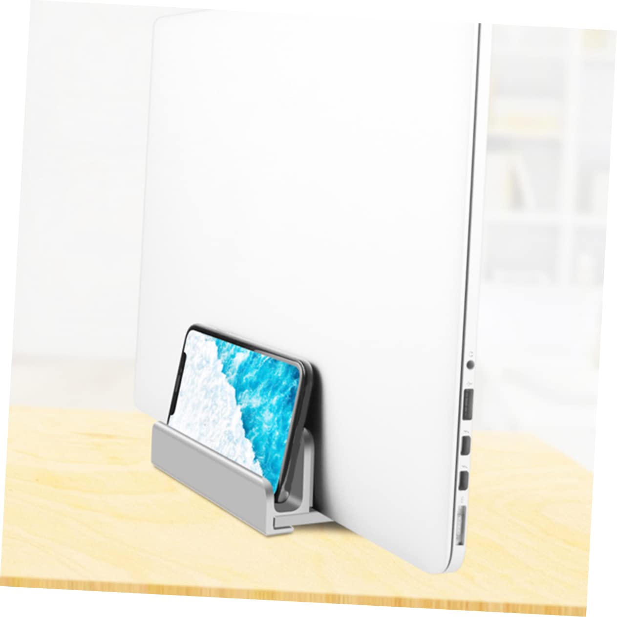 Supporto Verticale per Laptop a 3 Slot Regolabile in Alluminio Argento | Base Antiscivolo in Silicone, Apertura 13-38mm, Design da Scrivania per Telefono e Tablet