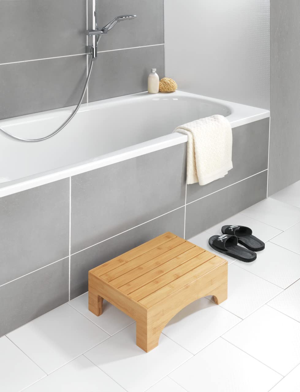 WENKO Marche Pied Salle de Bain Bois Bambusa | Solution esthétique pour Atteindre Les Produits en Hauteur | Rehausse de 15cm | Repose Pied Bureau | Bambou | 40x30x15 cm