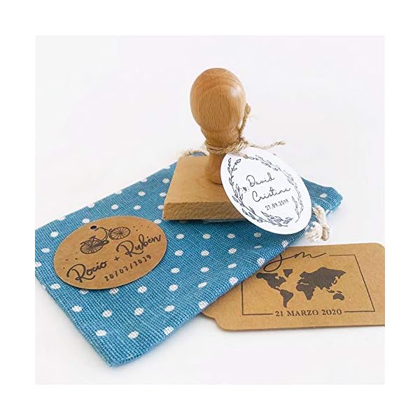 MONAMÍ - Sello personalizado para boda. Mango de madera y sello de 45 mm.