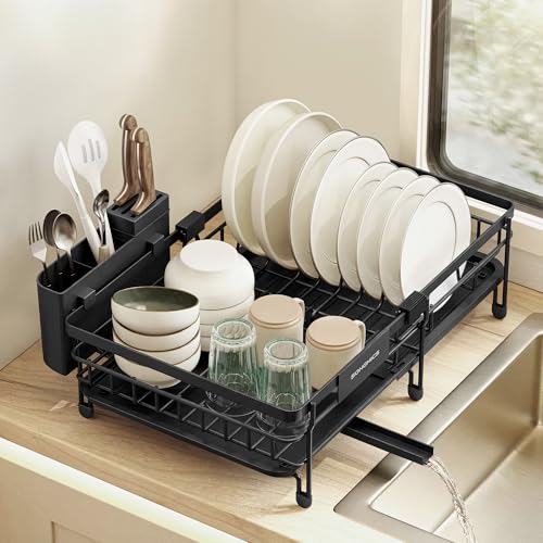 SONGMICS Escurreplatos para Espacios Reducidos, Escurridor de Platos de Cocina Extensible, Boquilla Extensible y Giratoria 360°, Acero, (30,2 46,5) x 29,6 x 14 cm, Negro Tinta KCS556BH01
