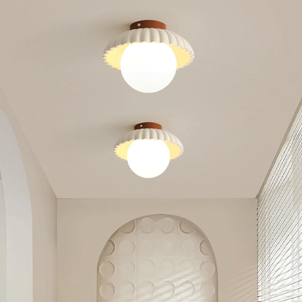 Lampa sufitowa do przedpokoju, balkonu, mała kremowa, szklana kula, lampa sufitowa z pojedynczą głowicą, częściowo zlicowana, do kuchni, przedpokoju, pralni, salonu, jadalni, oświe