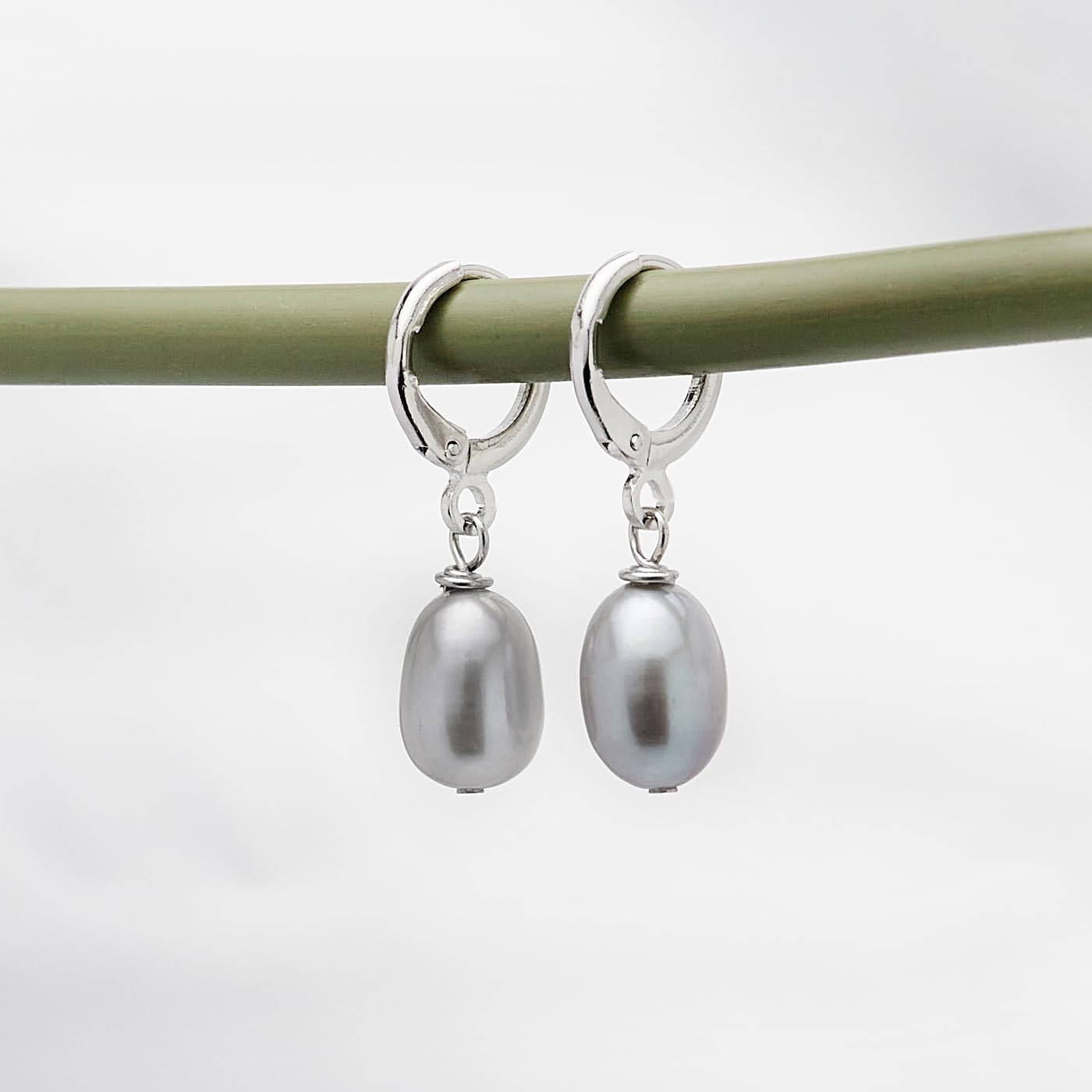 Boucles d'Oreilles Élégantes Perles, Boucles d'Oreilles Perles pour Femmes, 8-9mm, Perles d'Eau Douce, Pendantes et Créoles (Forme de riz Gris)