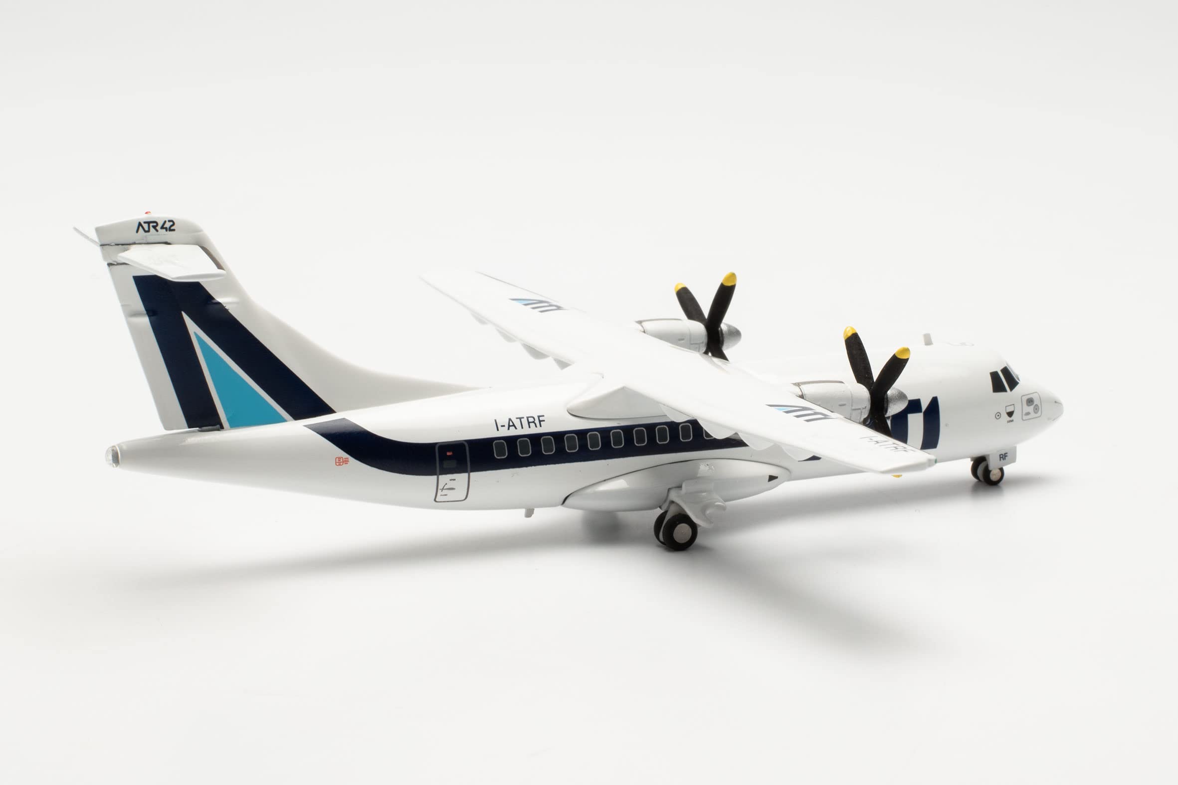 Amazon.co.jp: Herpa ATI ATR-42-300 1/200 (**) HE572668 : ホビー