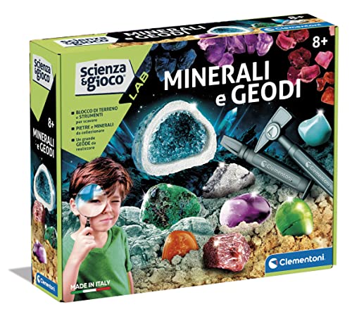 COSA CONTIENE: gioco Made in Italy per bambine e bambini da 8 anni in su, con blocco di terreno da scavare, martello e scalpello, pinzette, lente di ingrandimento, geodi e minerali, sostanze chimiche per esperimenti e manuale illustrato