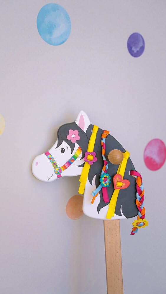 goki 53760 - koń na kiju Lili - goki66 - koń na kiju z kolorowymi tasiemkami do zaplatania, konik hobby, 90 cm