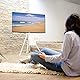 Hama TV Ständer im Staffelei Design (Stabiler Fernsehständer für 37-75 Zoll, höhenverstellbarer TV Stand als Tripod, kompaktes TV Stativ, VESA kompatibler Bodenständer) weiß