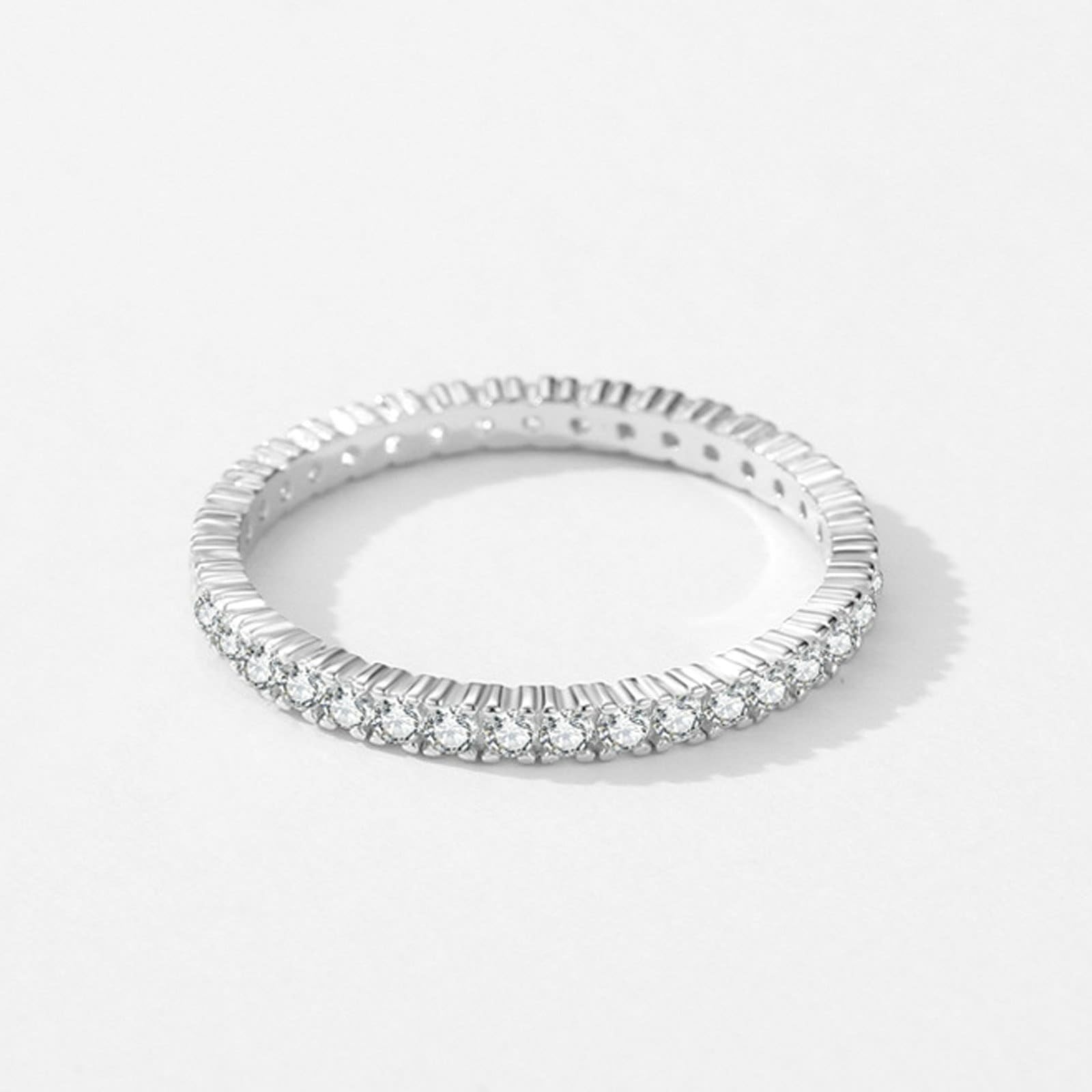 Bague en or blanc 9 K/14 carats pour petite amie, moissanite blanche, bague de mariage 1,1 x 1,1 mm, ronde avec moissanite ronde blanche pour femme