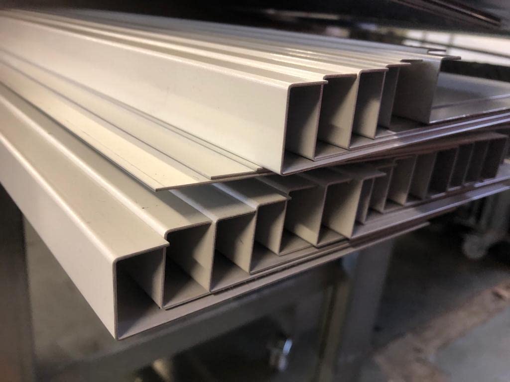 Produktbild von Ortgangbrettverkleidung 2m – Alu 1mm RAL9010 Reinweiß, Wählbare Schenkel (15/20/115mm) Für Dach & Fassade