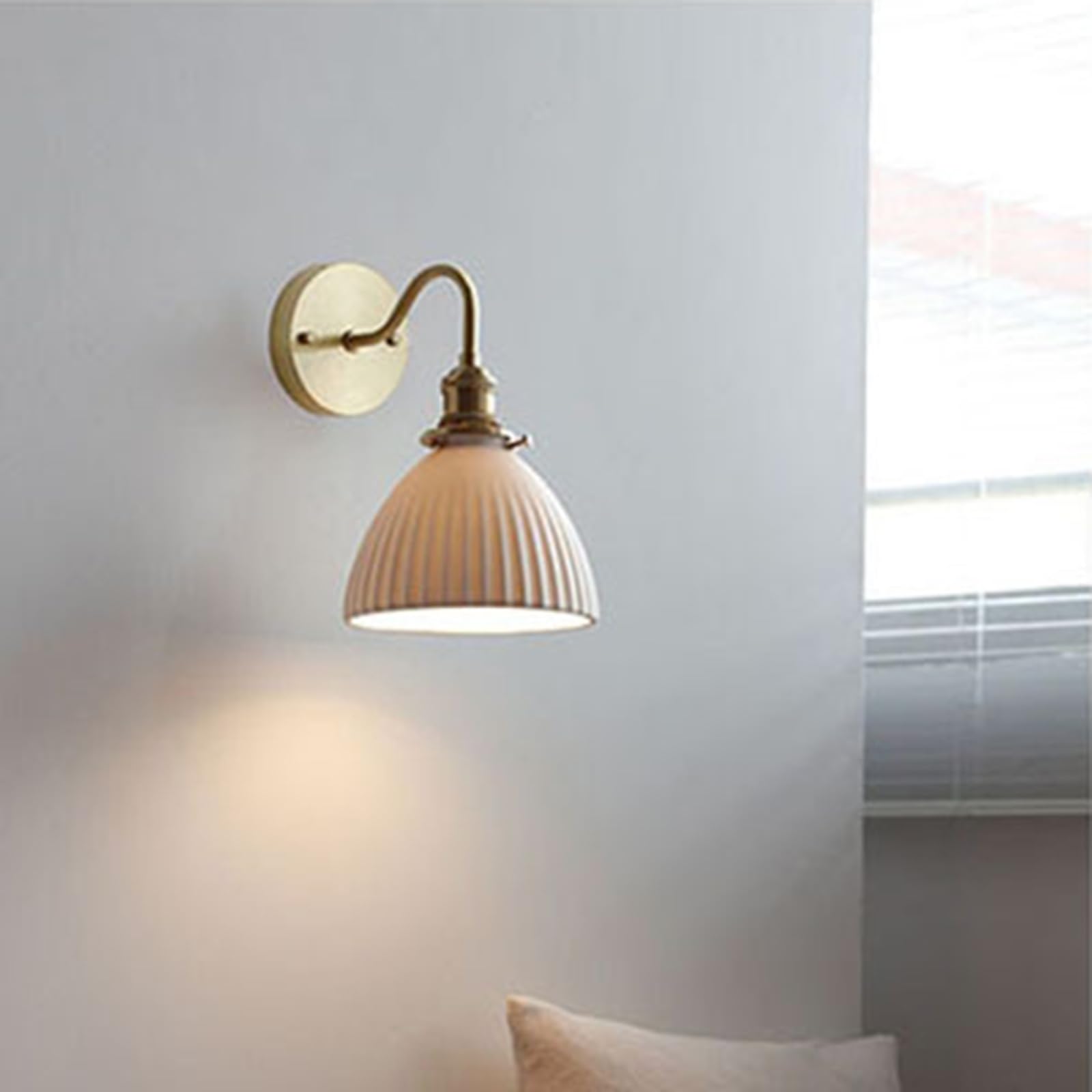 Aplique de pared de cerámica blanca, con lámpara de pared con base dorada de latón (C)