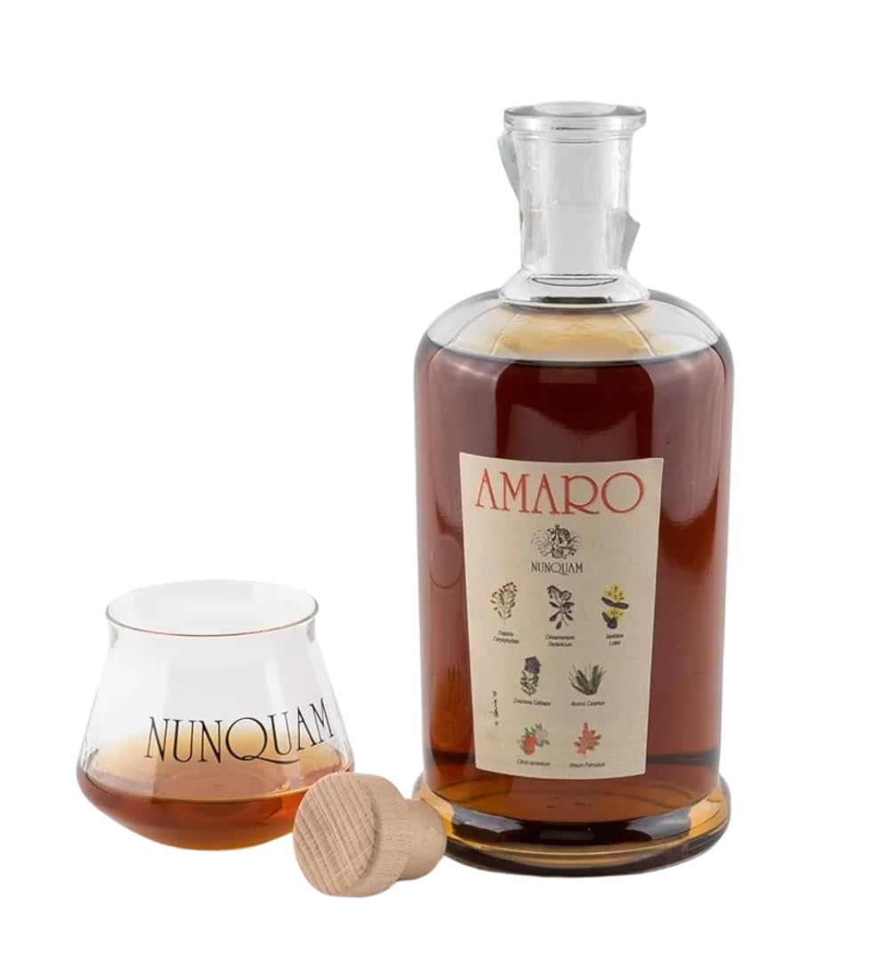Confezione Regalo "Amaro Nunquam" con 2 Bicchieri da Degustazione personalizzati – Liquore Artigianale Toscano ottenuto con 24 tipi di piante officinali selezionate. 700 ml – Opificio Nunquam