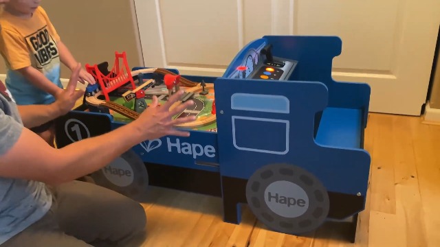 ハペ　Hape プレイテーブル Amazon.co.jp: Hape(ハペ) お片付けプレイテーブル E3714