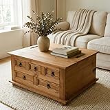 Cette table basse est fabriquée en pin massif à la finition teintée et cirée, la madrure du bois reste donc visible ; les poignées et les ferrures sont en métal noir