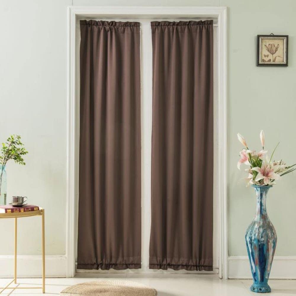 Cortinas suaves de salon que visten puertas francesas y bloquean miradas de vecinos