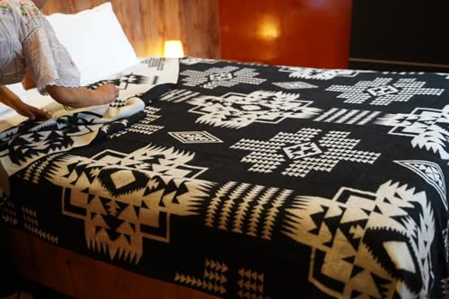 Image of Alpaca Wool Blanket, Queen Size 94 x 78, Reversible 2 in 1, Thick and Ultra Soft, Hypoallergenic, Non-Itchy, Handmade in Ecuador. Premium Alpaca Wool Thtow Blanket for Cozy Comfort. (Black and White)